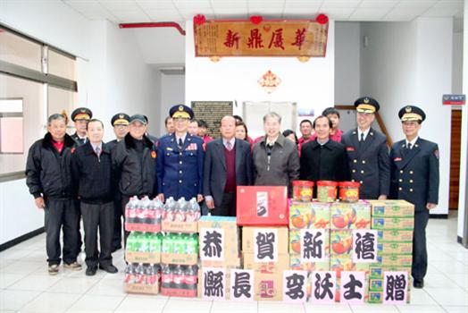 2010-02-13金門縣長李沃士昨抵烈嶼慰問警消春安工作辛勞