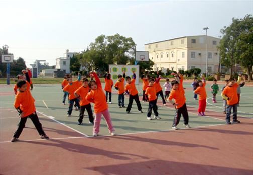 2010-03-19全班出操上岐學童跳出健康