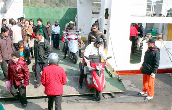 2010-03-12機車搭船往返烈嶼受理免費申請