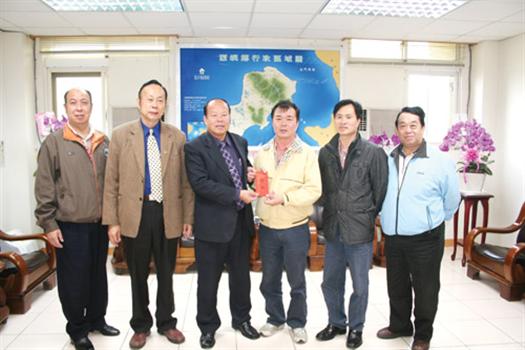20100417烈嶼東坑榮獲全國環保模範社區洪成發贈程儀
