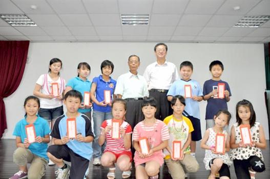 20100704聖祖食品頒發西口學子獎學