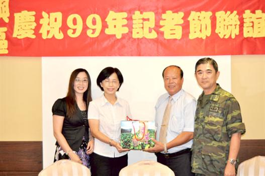 20100827-烈嶼地區記者聯誼餐會洪成發大力行銷芋頭節