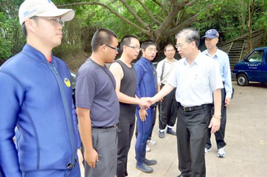 20100926-烈嶼一民眾下海溺斃李縣長趕往慰問家屬