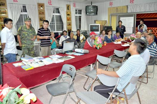 20101020-湖井頭排雷西口村長:無主土地應還給民眾