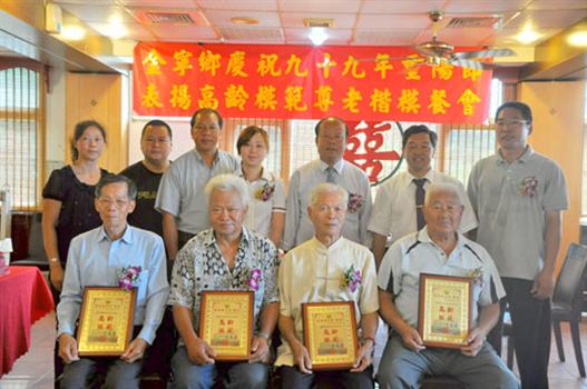 20101015-到烈嶼進香金寧老人開懷