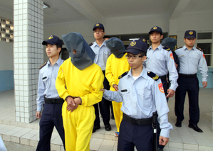 20101130-涉案大陸漁民被逮捕,移送法辦