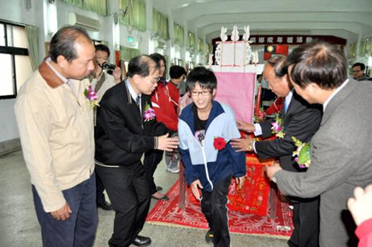 20101215-烈嶼成年禮李縣長跨海任貴賓祝福學子轉大人