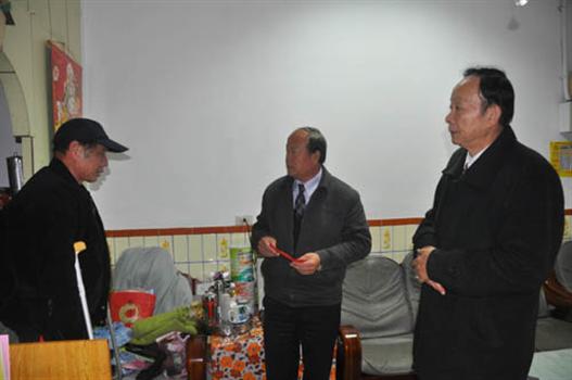 20110120-洪成發鄉長慰疾難民眾