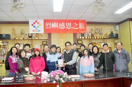 20110123-烈中校友愛在故鄉贈書母校