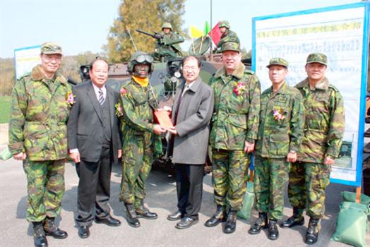 20110208-烈嶼軍民春節遊藝表演精湛李縣長贈紅包