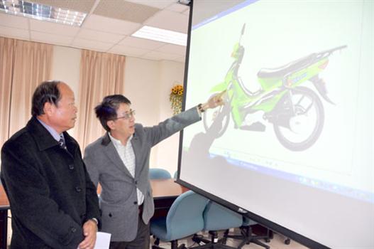 20110306-烈嶼無碳島業者欲推廣電動機車