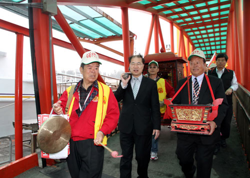 20110411-烈嶼保生大帝跨海赴大陸交流 金門縣長抬轎送行
