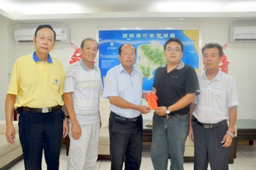 20110906-東坑榮獲全國防疫績優獎烈嶼鄉長洪成發贈紅包肯定